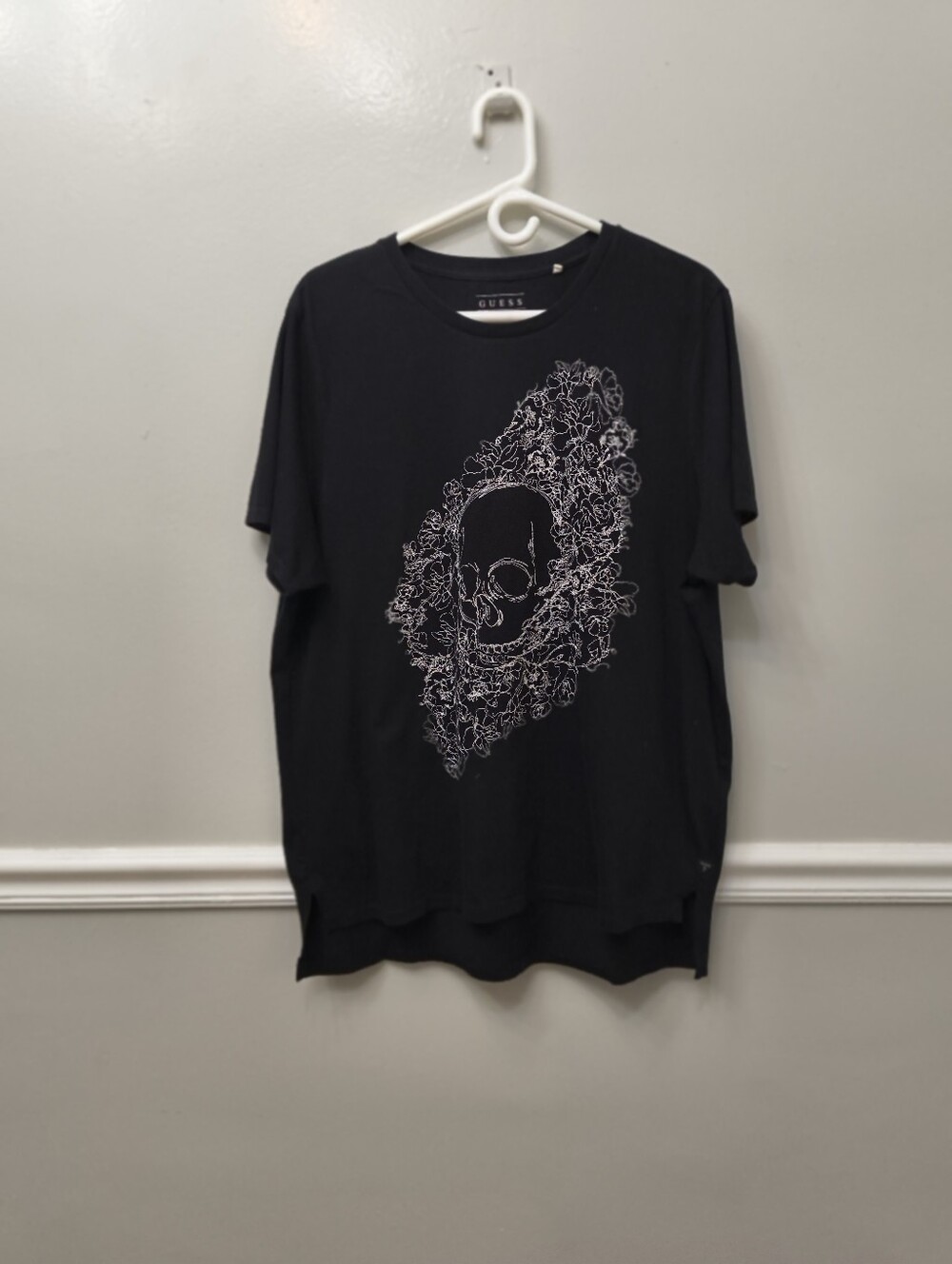 GUESS Men's Black Short-Sleeve Tee White Skull Floral Graphic XL Grunge Y2K Goth